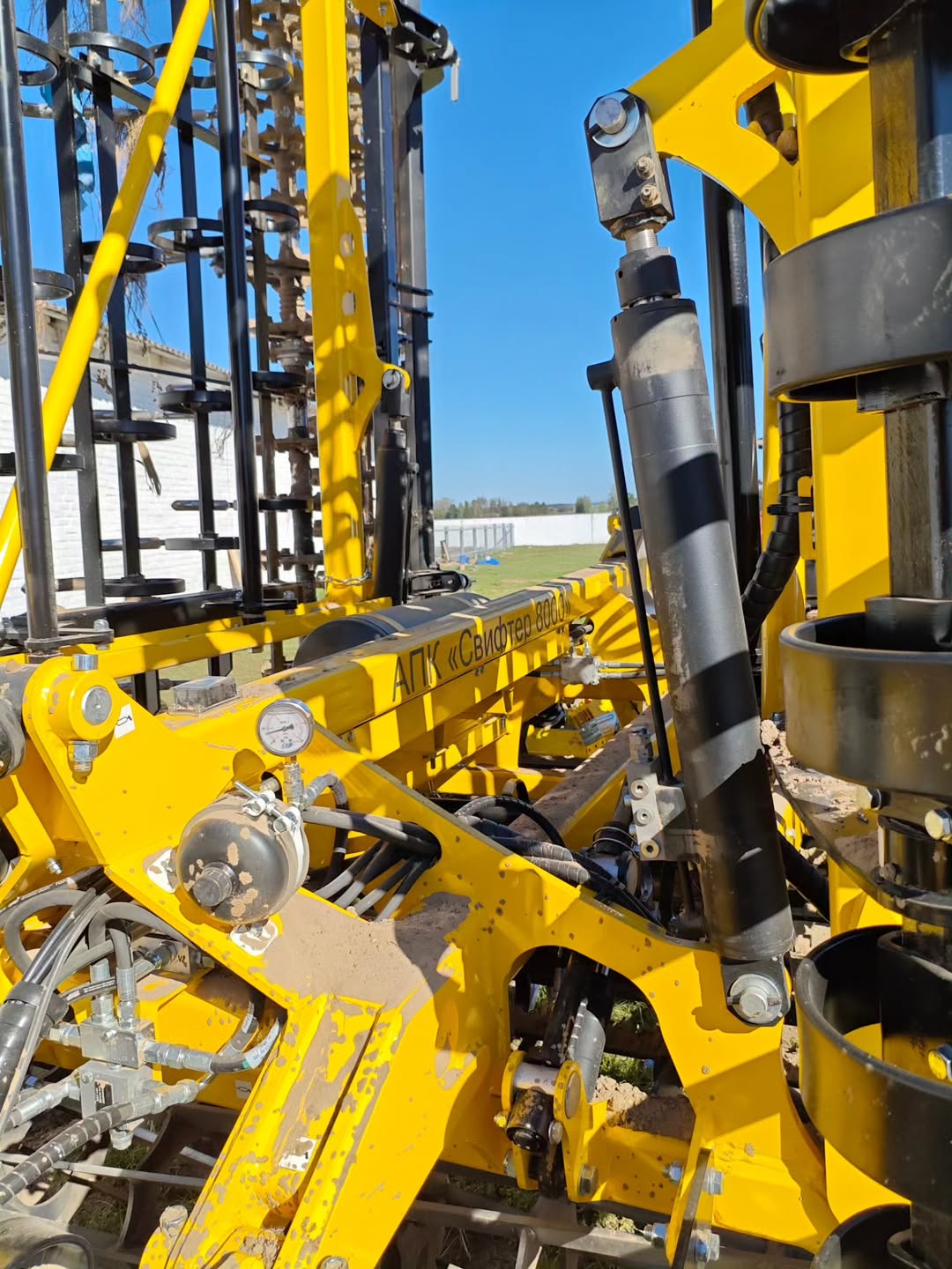 С конвейера - в поле